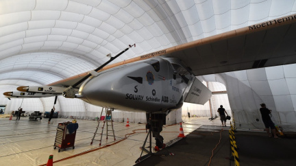 Solární letoun možná letos Zemi obletět nestihne, připustil pilot