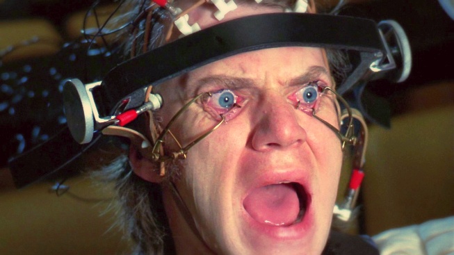 Mechanický spánek: Je 'vymazání' předsudků řešení nebo vymývání mozků?