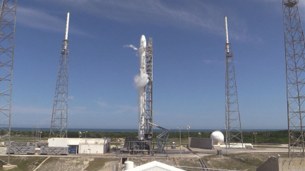 SpaceX přišla o nosnou raketu Falcon 9. Explodovala krátce po startu