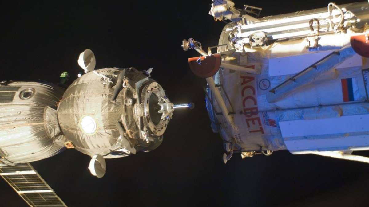 Sojuz s trojicí astronatů se připojil k ISS i přes problémy s panelem