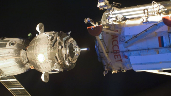 Sojuz s trojicí astronatů se připojil k ISS i přes problémy s panelem