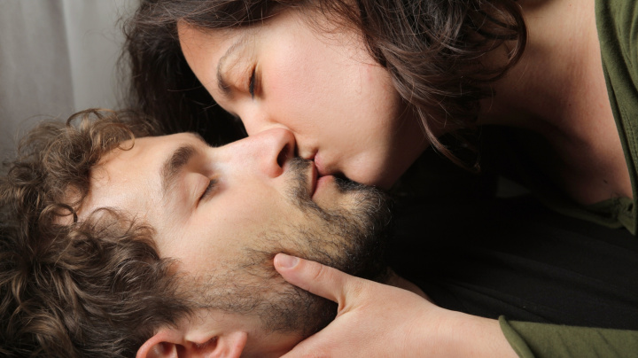 Vědci konečně odhalili tajemství romantického polibku