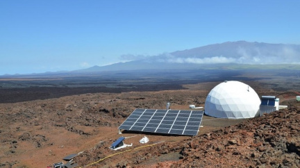 Ve jménu vědy se nechali na rok zavřít do kupole. Testují cestu na Mars