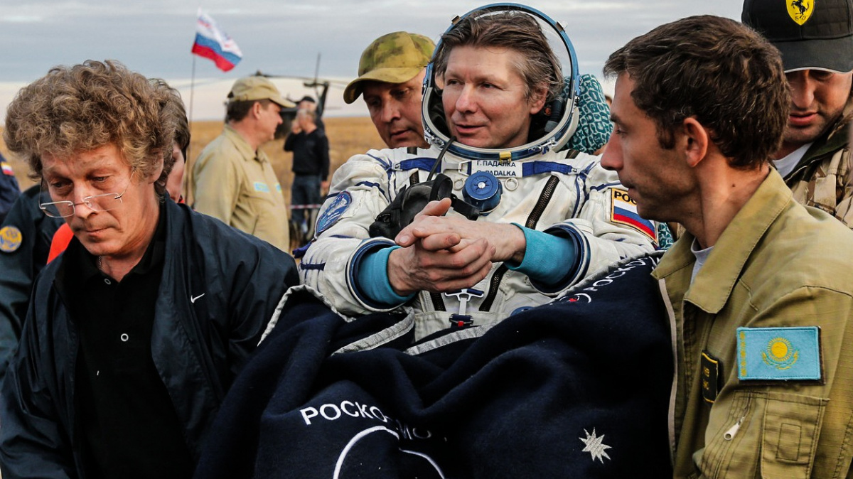 Ruský vesmírný rekordman a první Dán v kosmu jsou zpátky na Zemi
