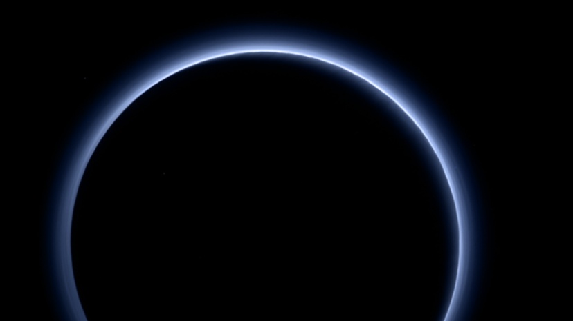 Rudý led a modrá obloha! Snímky odhalily další tvář Pluta