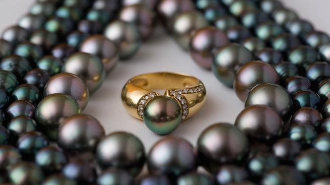 strands-of-black-pearls