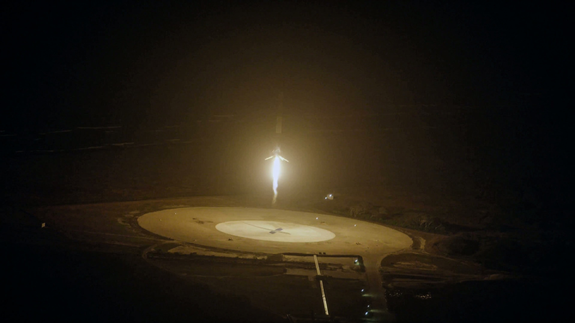 SpaceX se zapisuje do dějin: Raketa Falcon se vrátila na Zem!