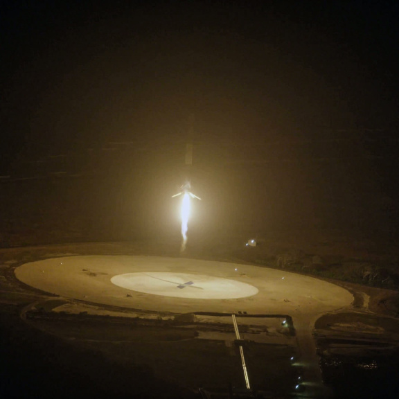 SpaceX se zapisuje do dějin: Raketa Falcon se vrátila na Zem!