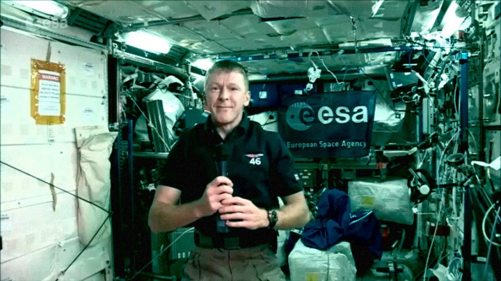 Seniorka práskla astronautovi s telefonem. Myslela, že jde o vtip