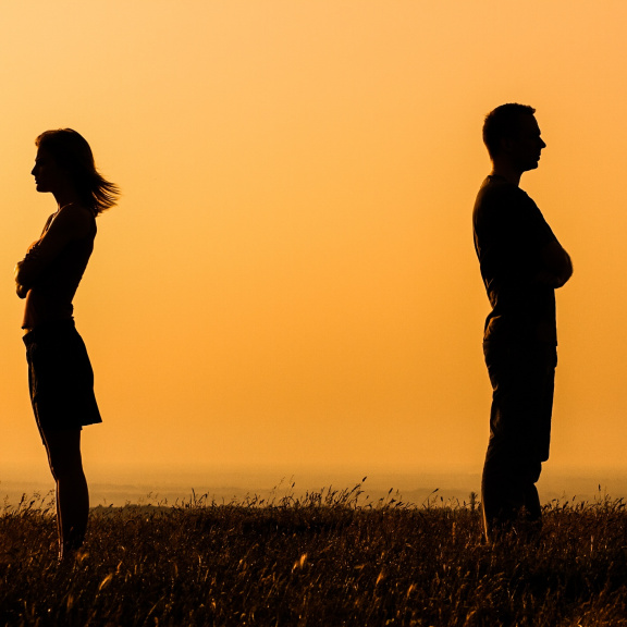 Ženy čtou cizí emoce lépe než muži. Vědci konečně zjistili proč