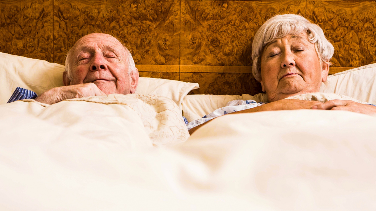 Co opravdu stojí za lidskou monogamií? Žádné spiknutí žen, ani mužská přirozenost