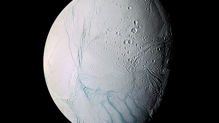 Udržují oceánské slapy kapalnou vodu v nitrech měsíců a planet?