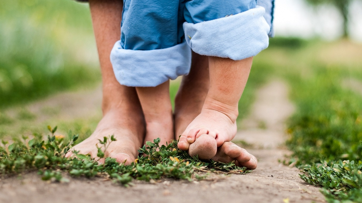 Nechte děti chodit naboso! K čemu je to dobré a jak vybrat správné boty?