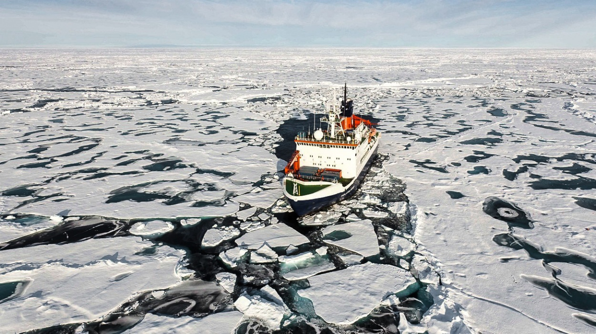 Otevře se severní pól lodím? Námořníkům by to ušetřilo kus života
