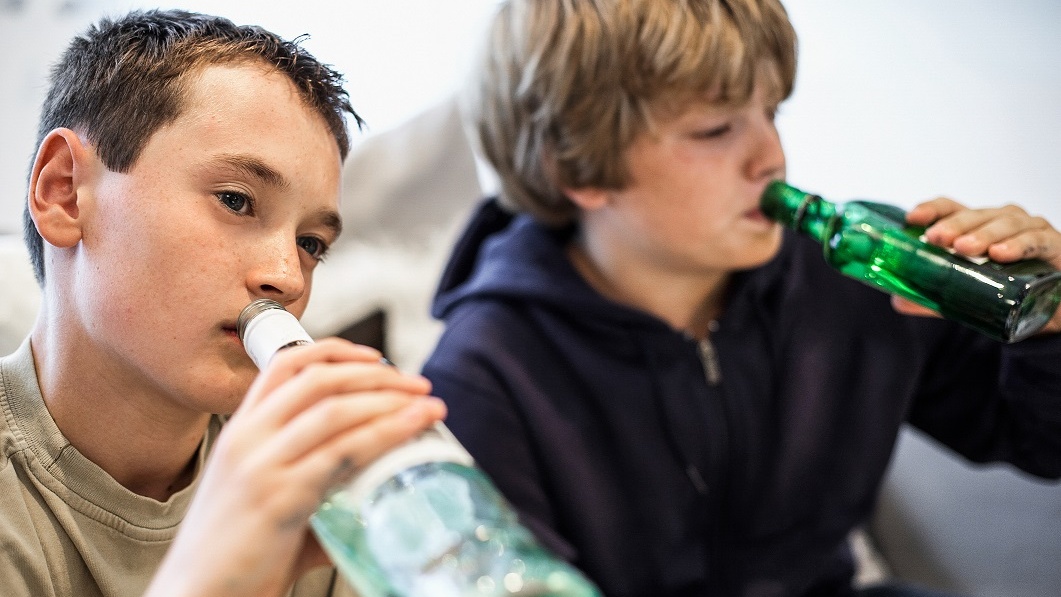 Děti jsou vůči reklamám na alkohol bezbranné. Inspirují je k pití, varují vědci