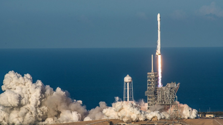 Krok k levnějším letům do vesmíru. SpaceX vyslala na orbitu 'použitou' raketu