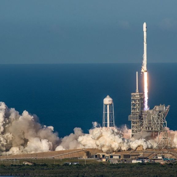 Krok k levnějším letům do vesmíru. SpaceX vyslala na orbitu 'použitou' raketu