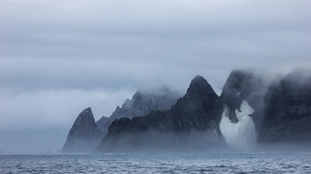 Pod Antarktidou se nachází devět desítek nově objevených sopek
