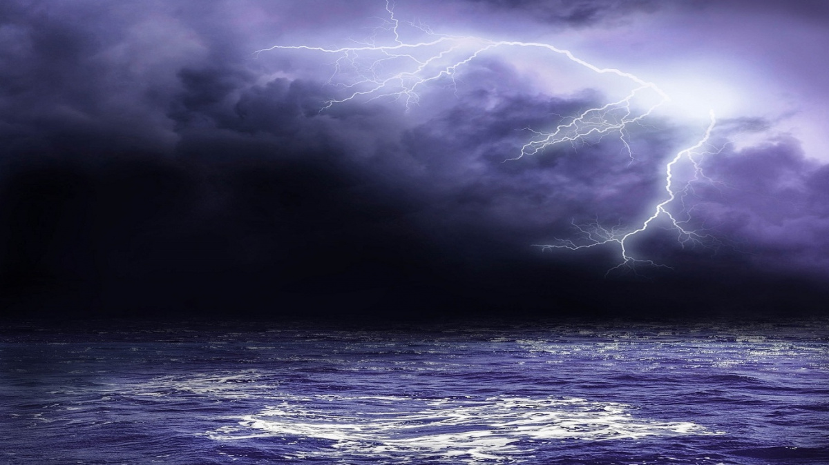 Elektrizující tajemství oceánských bouří: Proč nejvíc blesků udeří nad lodními trasami?