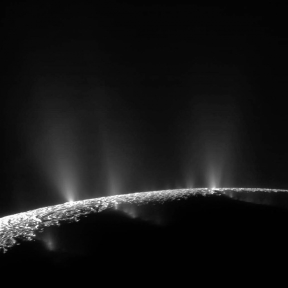 Záhadu ohřevu Enceladu pomohli rozluštit i čeští vědci