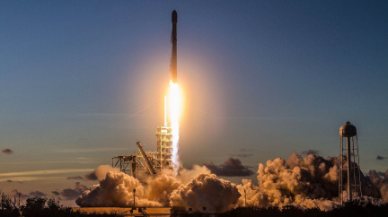 SpaceX odložila start těžkého nosiče na příští rok, přesto začíná konkurovat NASA