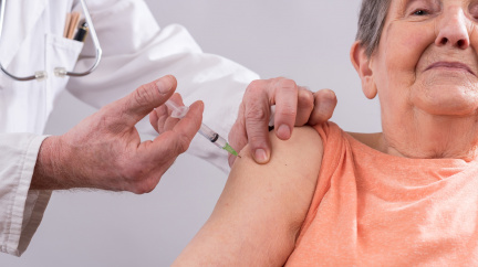 Začal velký klinický test univerzálního očkování proti chřipce