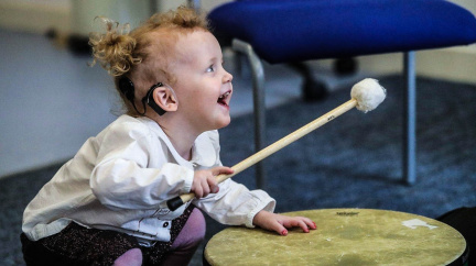 Neslyšící děti s kochleárním implantátem se učí slova rychleji než slyšící