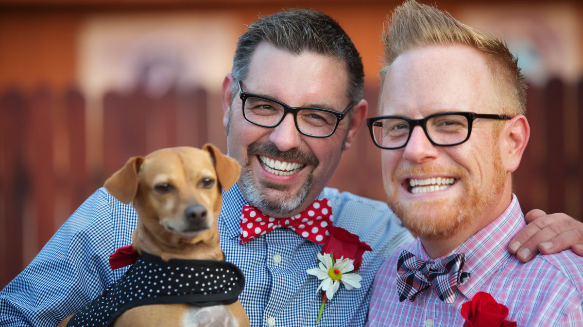 Proč mají gayové více starších bratrů?