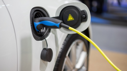 Elektromobily nejsou tak ekologické, jak se zdá. Emise s nimi nemizí