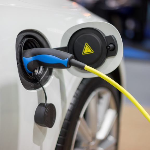 Elektromobily nejsou tak ekologické, jak se zdá. Emise s nimi nemizí