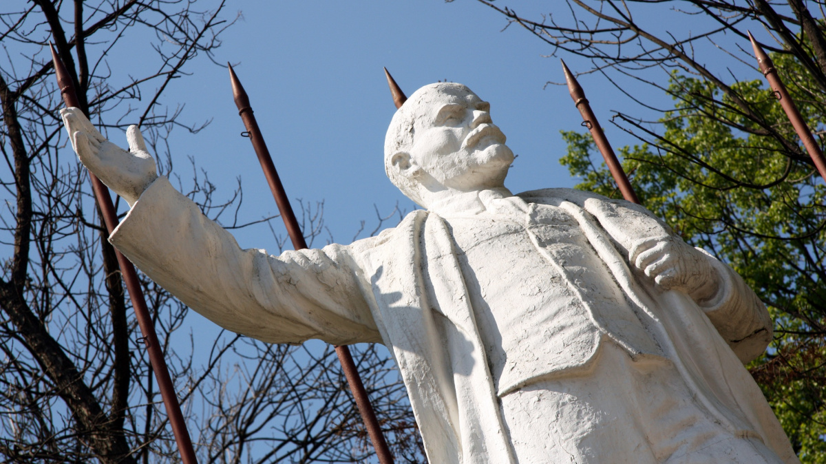 Geny versus rudá knížka. Na čem závisí úspěch v liberálním a totalitním státě?