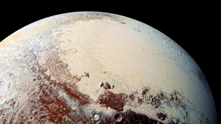 Pluto zřejmě vzniklo srážkou miliardy komet