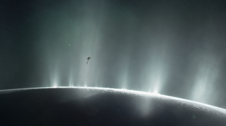 Na Saturnově měsíci Enceladus byly detekovány komplexní organické molekuly