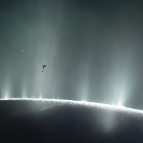 Na Saturnově měsíci Enceladus byly detekovány komplexní organické molekuly