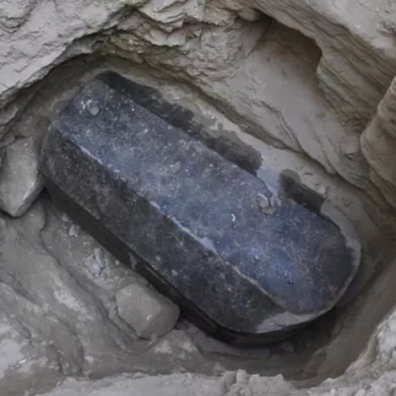 Mohl to být objev století! Egyptský sarkofág ale skrýval kosti válečníků a splašky