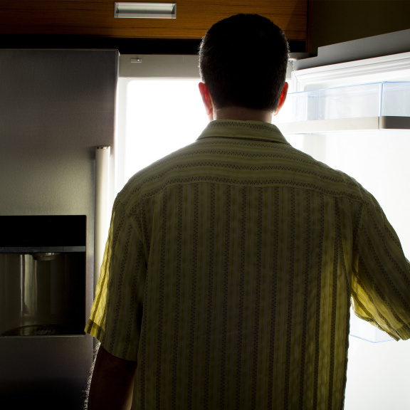 Za večerní vyjídání lednice mohou hormony