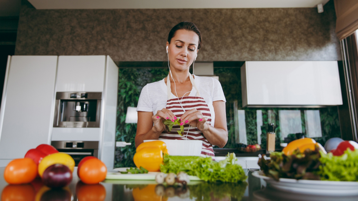 Hlasitá hudba nás nutí vybrat si nezdravé jídlo