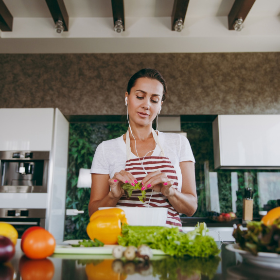 Hlasitá hudba nás nutí vybrat si nezdravé jídlo