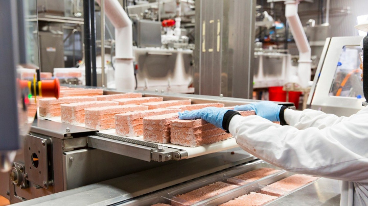 Umělé maso z laboratoří by přírodě pomoct nemuselo, myslí si nová studie