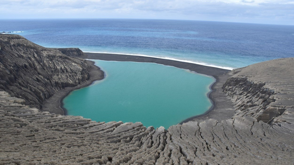 Nový ostrov pokrývá záhadné bahno, zkoumají ho vědci NASA