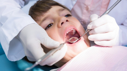 Máte strach ze zubaře? Možná jste ho zdědili po rodičích, ukazuje studie