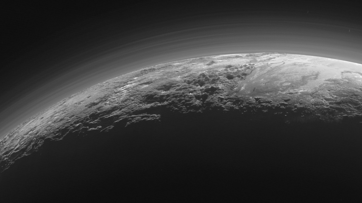 Pod povrchem Pluta je možná tekutý oceán, naznačuje to již druhá studie