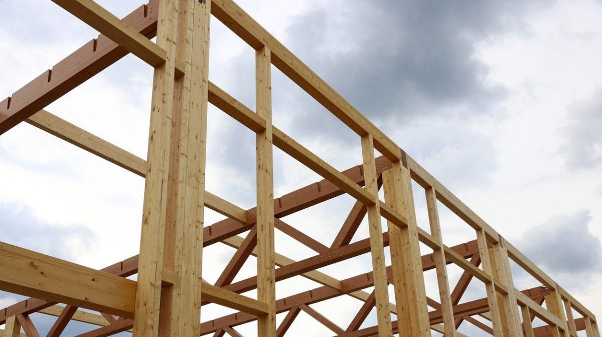 Vědci vyrobili superlehké dřevo, které ochlazuje vnitřek budov