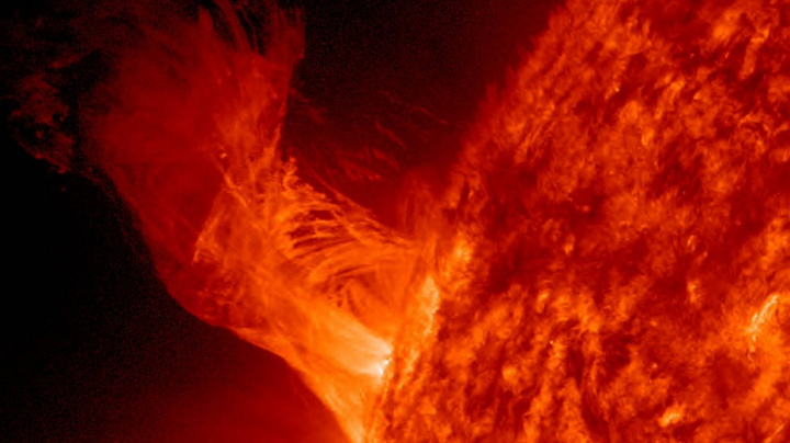 Vědci odhalili, jak se chová plazma na Slunci