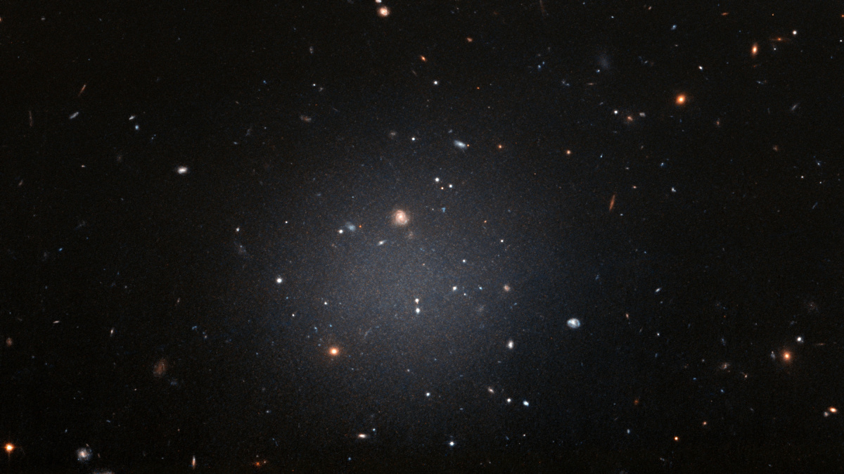 Astronomové vyřešili záhadu bizarní galaxie bez temné hmoty