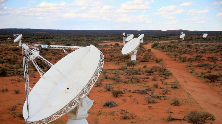 Extrémní radiový záblesk astronomové vystopovali do vzdálené galaxie