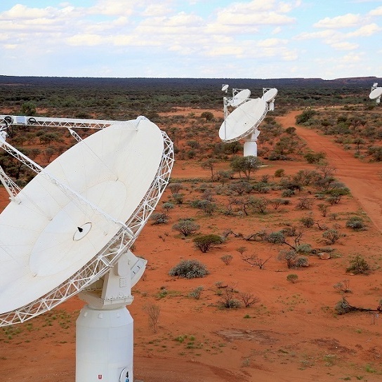 Extrémní radiový záblesk astronomové vystopovali do vzdálené galaxie