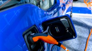 Světové metropole pod nadvládou elektromobilů. Praha ještě není připravena, myslí si Jiří Fremr
