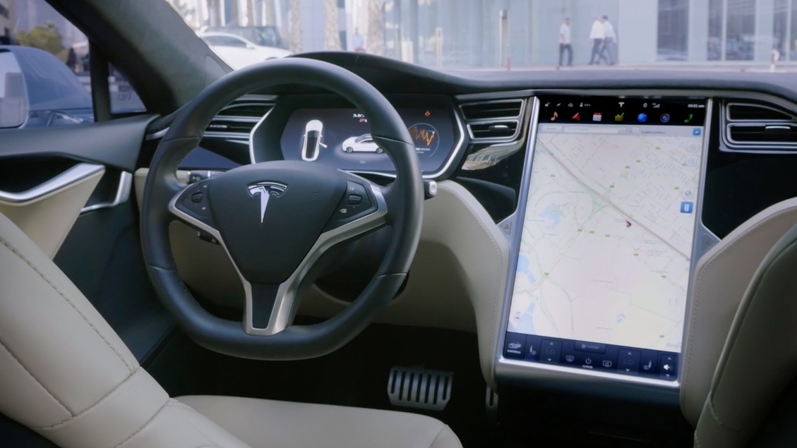 Tesla s autopilotem je osmkrát bezpečnější než běžné auto