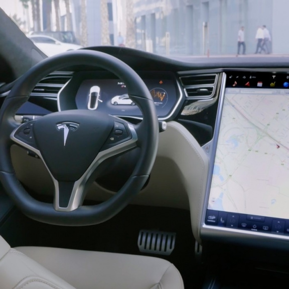 Tesla s autopilotem je osmkrát bezpečnější než běžné auto